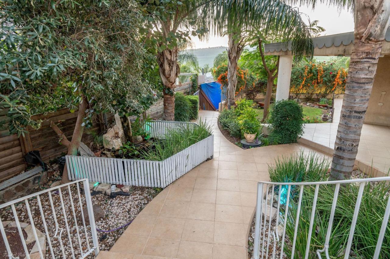 Villa Ahavtia - לזוגות ומשפחות Had Nes Esterno foto
